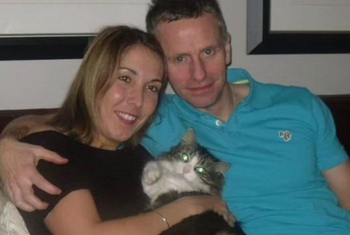 Rachel, ao lado do marido e o gatinho ressurgido das cinzas
