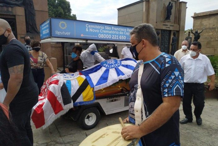 Amigos e familiares se despedem do corpo de Laíla no Caju, na Zona Portuária do Rio de Janeiro
