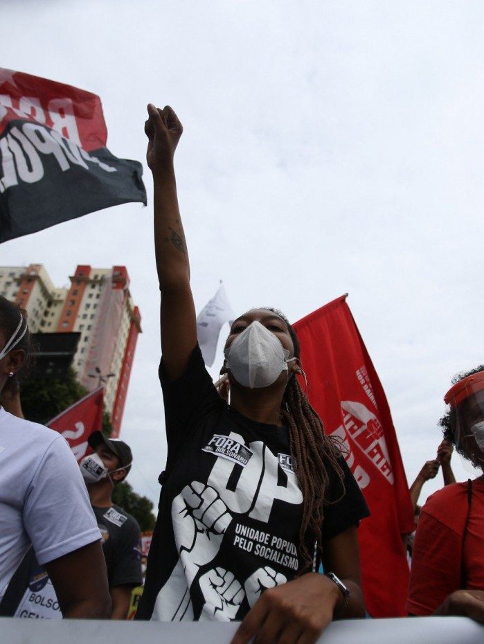 Ato contra o presidente Bolsonaro no centro do Rio,. A concentraÃ§Ã£o do protesto comeÃ§ou Ã s 10h da manhÃ£ no Monumento a Zumbi, na Av. Presidente Vargas, de onde seguiu atÃ© a igreja da CandelÃ¡ria..