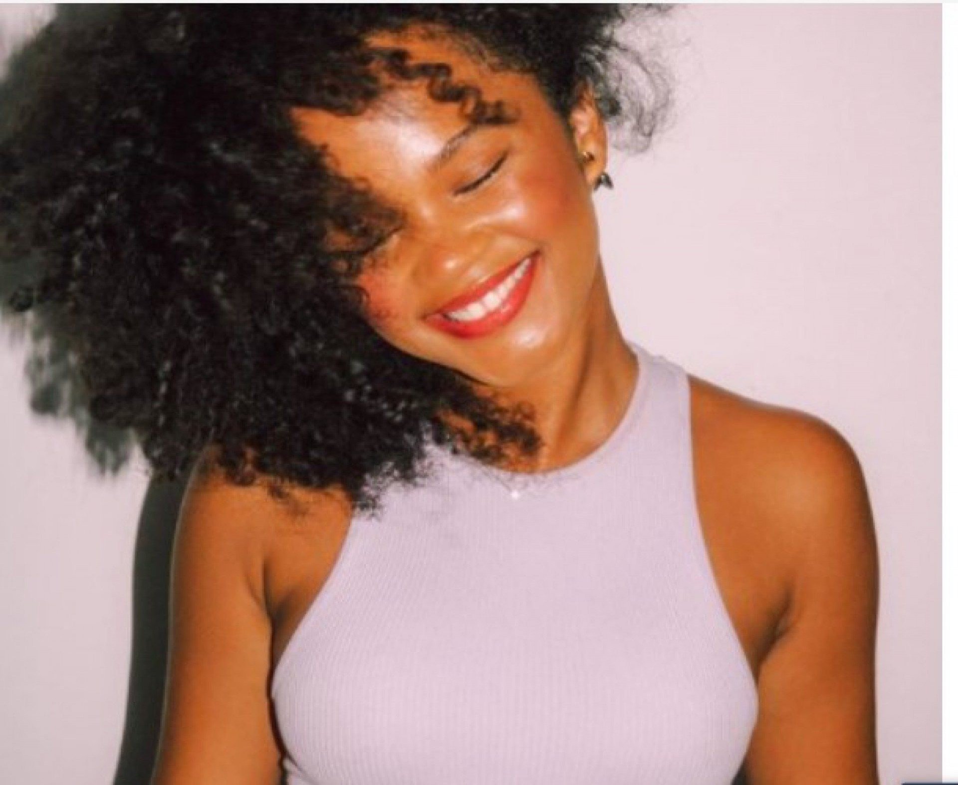 Agnes Nunes lança segundo single de seu álbum MH - Julie Alves