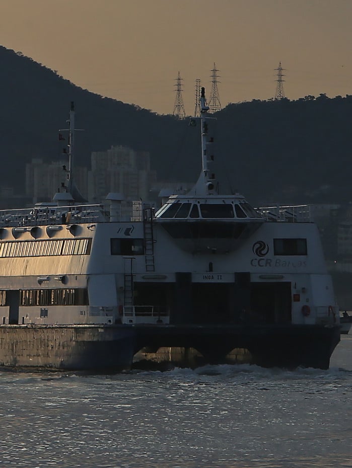De Barca a caminho da Ilha de Paquet&aacute;  vendo o nascer do sol na Ba&iacute;a de Guanabara