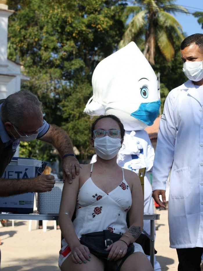 Começou na manhã de hoje a vacinação na ilha de Paquetá contra a covid-19. A abertura da vacinação contou com a participação do ministro da Saúde, Marcelo Queiroga. O projeto "PaqueTá Vacinada", rfoi ealizado pela SMS (Secretaria Municipal de Saúde) com apoio da Fiocruz (Fundação Oswaldo Cruz). A vacina aplicada é a de Oxford/AstraZeneca. Na foto Carolina Leite (29).