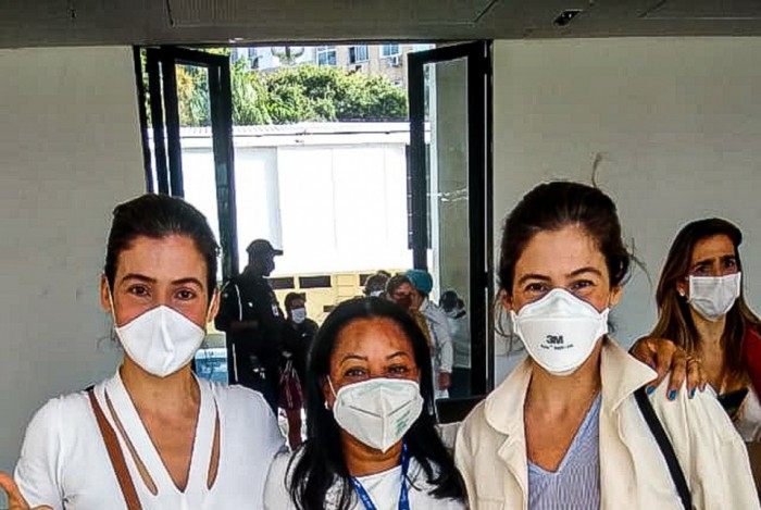 Renata Vasconcellos e irm&atilde; g&ecirc;mea tomam vacina contra covid-19 no Rio