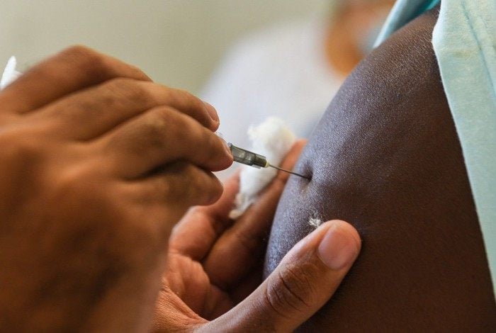 Nesta quarta-feira, o município prevê retomar a vacinação da faixa de 49 anos e das segundas doses