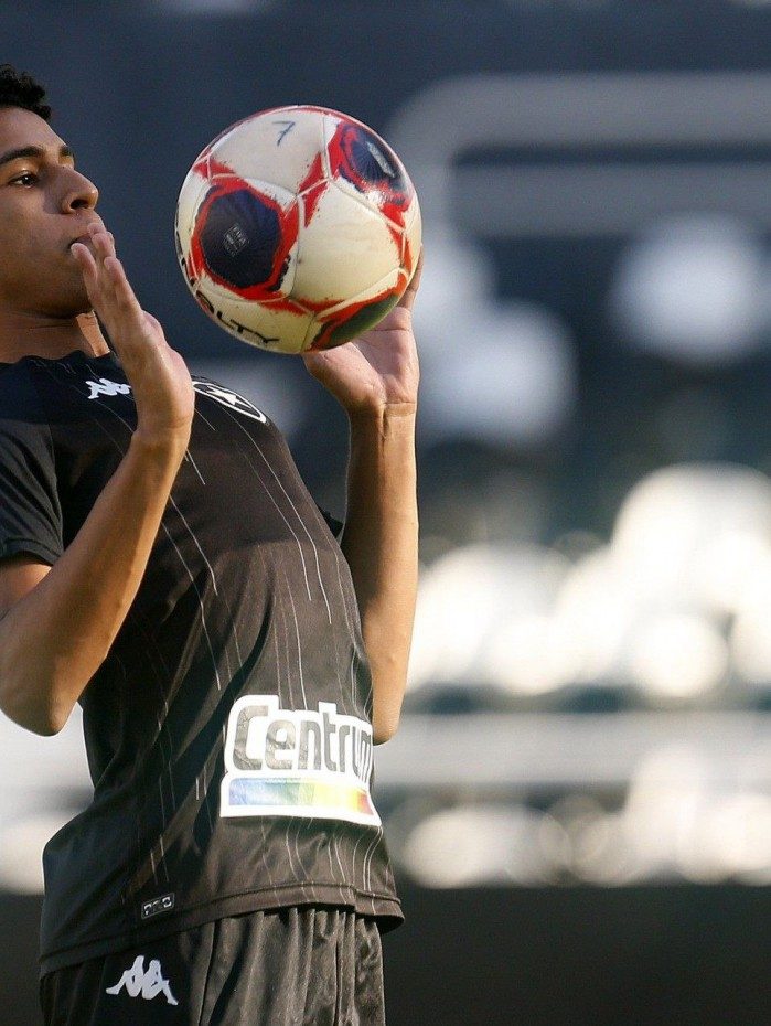 Paulo Victor está bem na fita nesta Série B do Brasileiro
