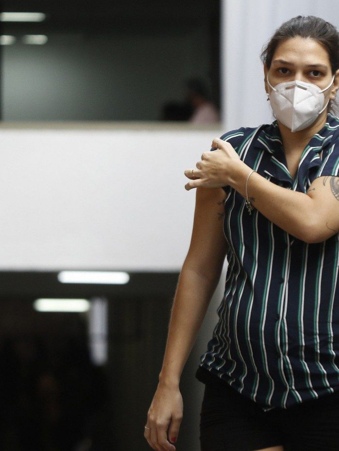 Pamela Leal, gr&aacute;vida de sete meses, vacina nesta segunda-feira 