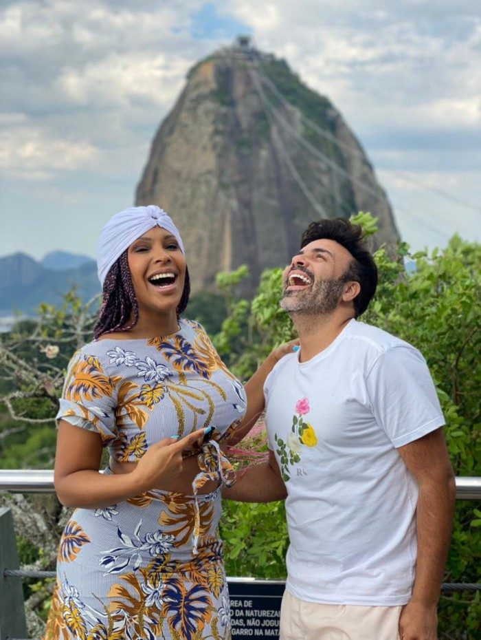 Sol Vega conhece o ponto turístico do Rio ao lado de Rodrigo Oliver