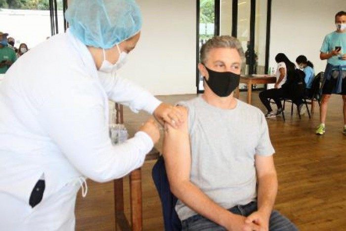 Luciano Huck recebe vacina contra covid