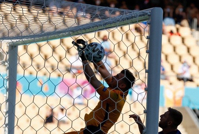 Goleiro Dúbravka coloca a bola para dentro do próprio gol na derrota da Eslováquia por 5 a 0 para a Espanha 