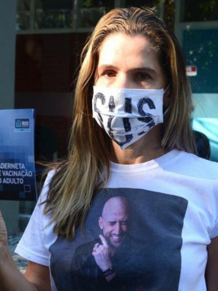 Ingrid Guimar&atilde;es &eacute; vacinada contra a covid-19 no Rio de Janeiro