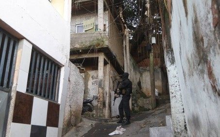 Polícia Militar faz operação no Complexo da Mangueirinha, em Caxias