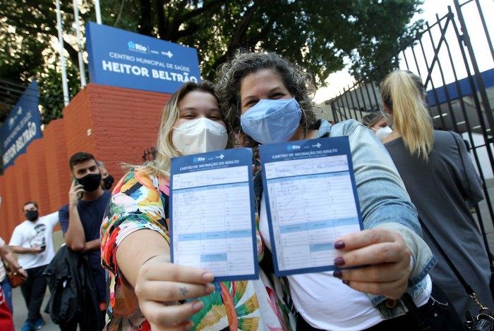 Num posto de saúde na Tijuca, Paula e Luiza Nascimento, mãe e filha, mostram o registro da vacina 