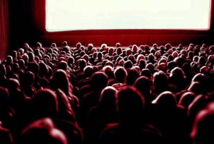 Espaços como cinemas e teatros estão liberados, mas deverão ainda obrigar o uso de máscaras