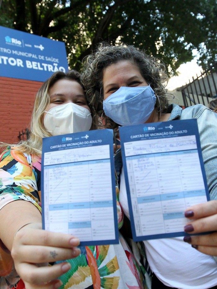 Num posto de saúde na Tijuca, Paula e Luiza Nascimento, mãe e filha, mostram o registro da vacina 