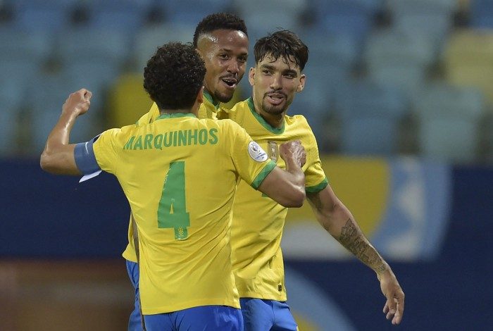 Éder Militao é festejado por Marquinhos e Lucas Paquetá após marcar o primeiro gol com a camisa da Seleção