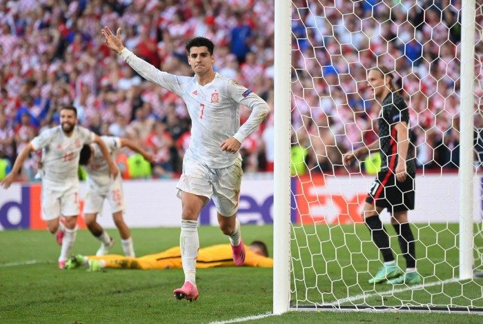 Morata celebra o gol que marcou na prorrogação e que ajudou a Espanha a bater a Croácia na Eurocopa
