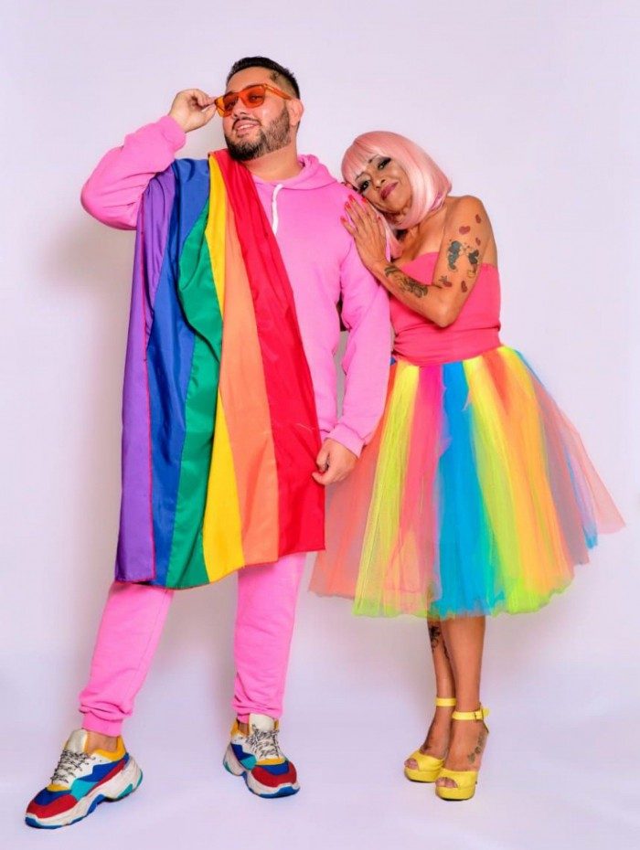 Estilista dos famosos realiza desejo da mãe e a transforma em uma Drag Queen