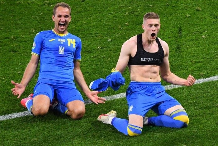 Dovbyk, sem camisa, comemora o gol da vitória sobre a Suécia e da classificação da Ucrânia