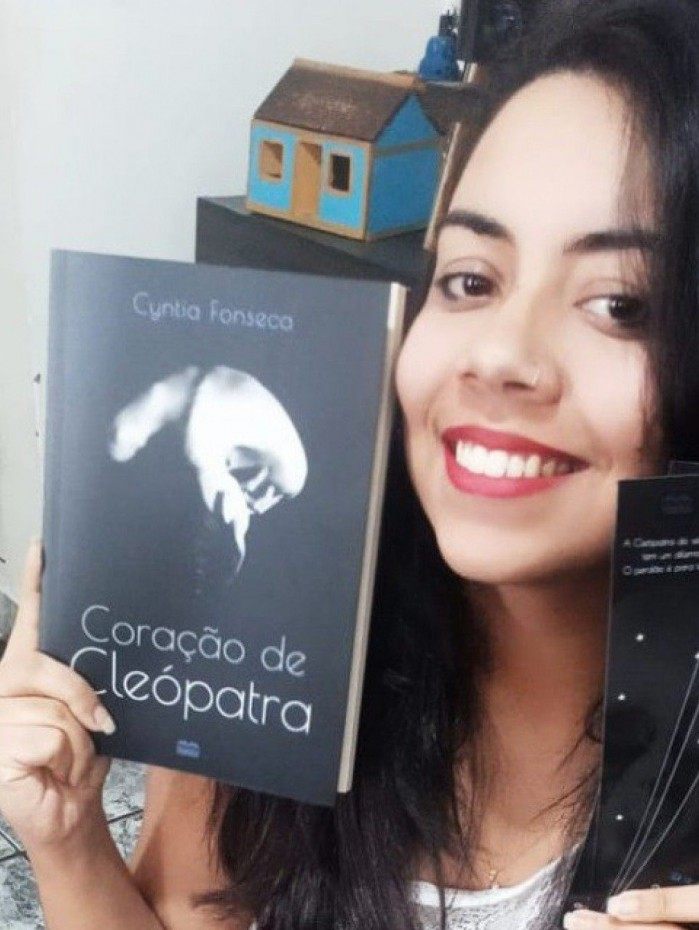 A contracapa traz um QR code com link para uma playlist de músicas sugeridas pela autora para acompanhar a leitura