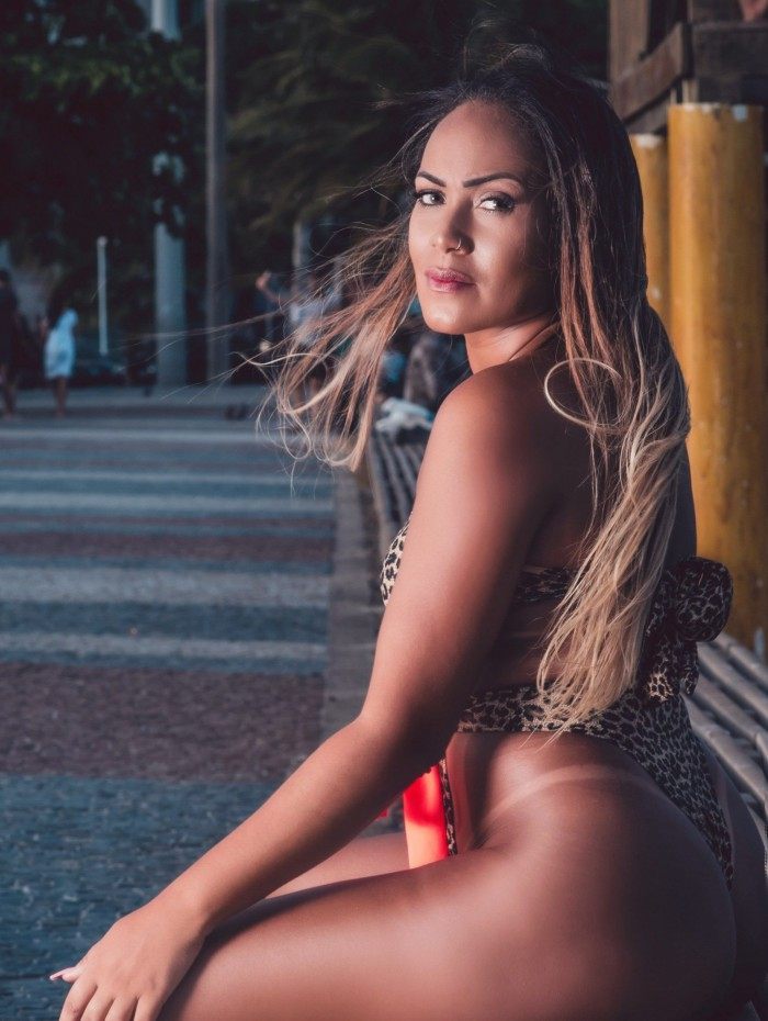 A GATA DA HORA - Valeska Costta é passista da Mangueira
