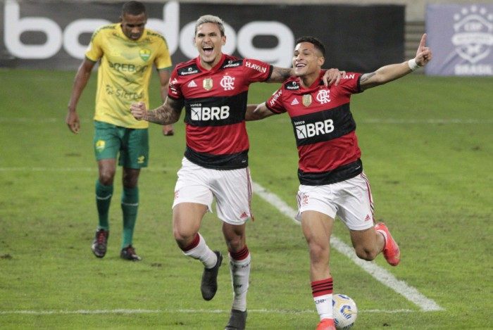 Pedro (E), do Flamengo