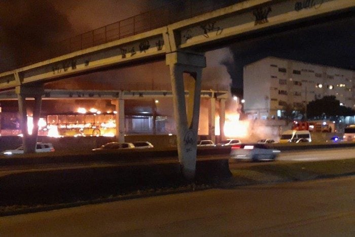 Ônibus foram incendiados na altura do Muquiço, em Guadalupe