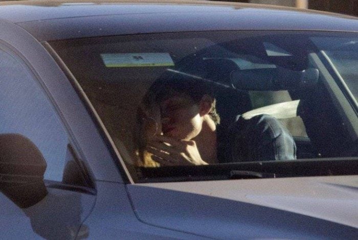 Zendaya e Tom Holland são flagrados aos beijos dentro de carro