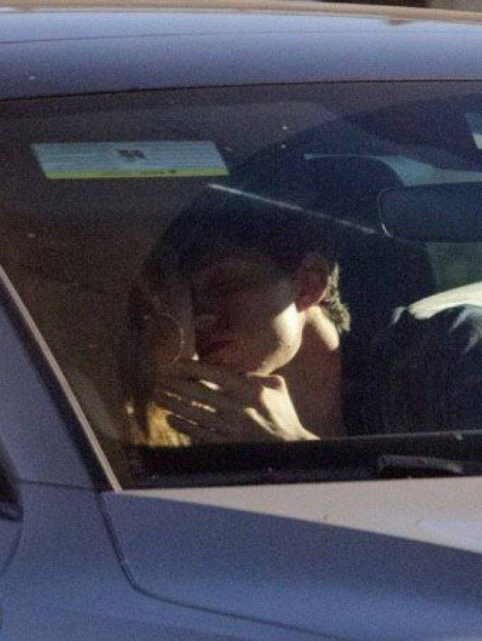 Zendaya e Tom Holland são flagrados aos beijos dentro de carro