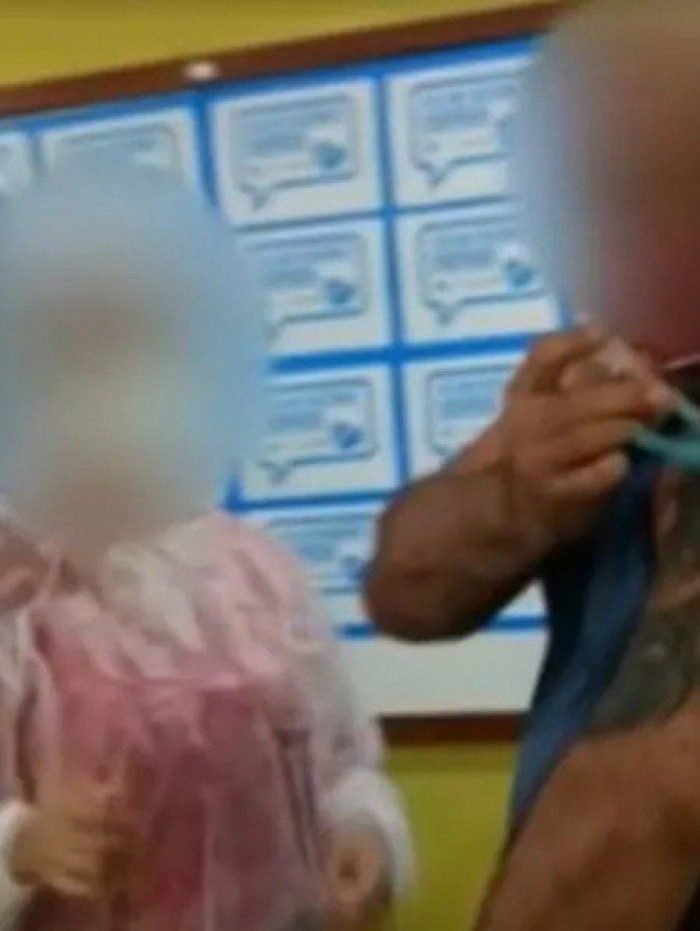 Após aplicar a vacina no próprio braço, o homem devolveu a seringa para a agente de saúde e foi embora, o que deixou a equipe surpresa