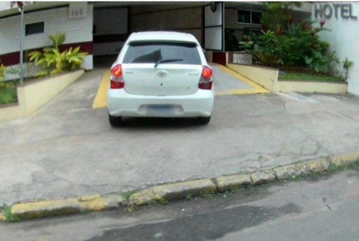 Veículo oficial da Seap é flagrado entrando em motel em Niterói, na Região Metropolitana