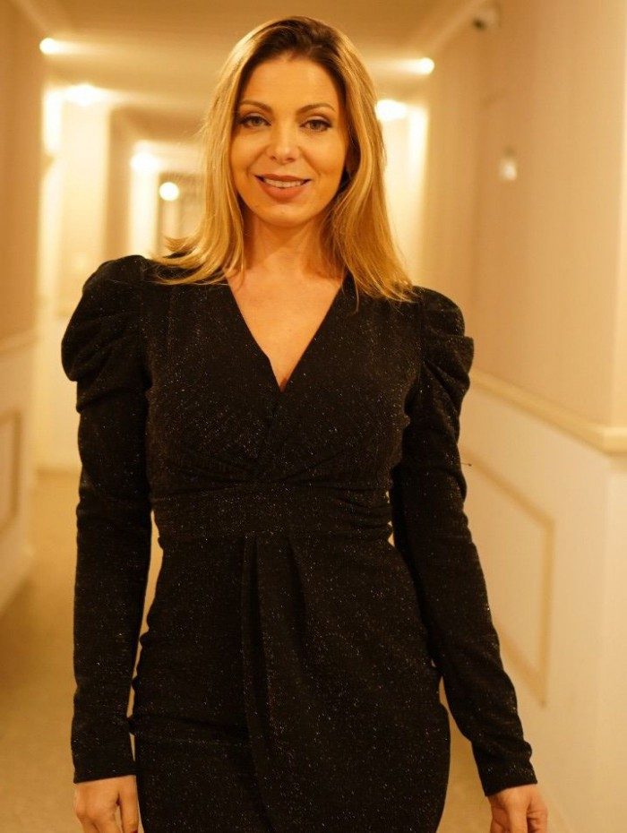 Scheila Mello esbanja beleza e simpatia em evento de beleza em São Paulo 