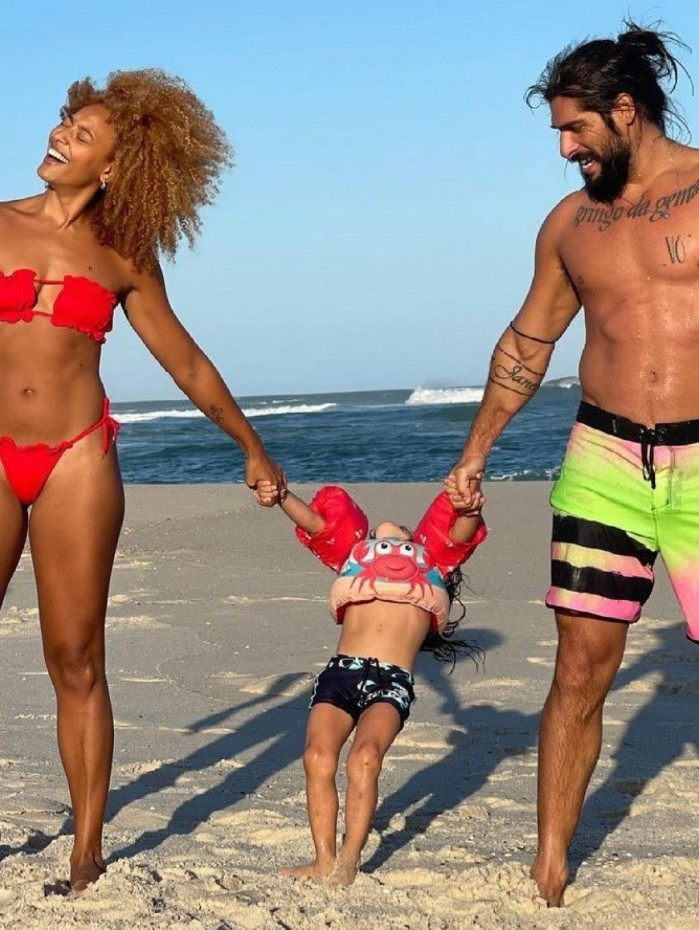 Sheron Menezzes exibe boa forma em dia de praia com o marido, Saulo Bernard, e o filho, Benjamin