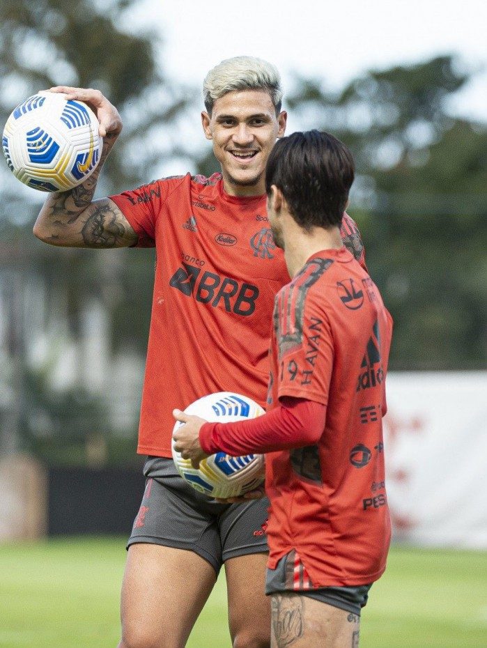 Pedro conversa Michael antes da atividade no Ninho - Alexandre Vidal / Flamengo