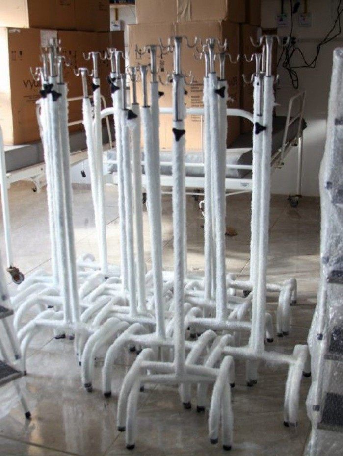 Ao todo, foram 40 suportes de soro regulável, oito escadas de beira de leito, oito válvulas para oxigênio e oito válvulas para comprimidos