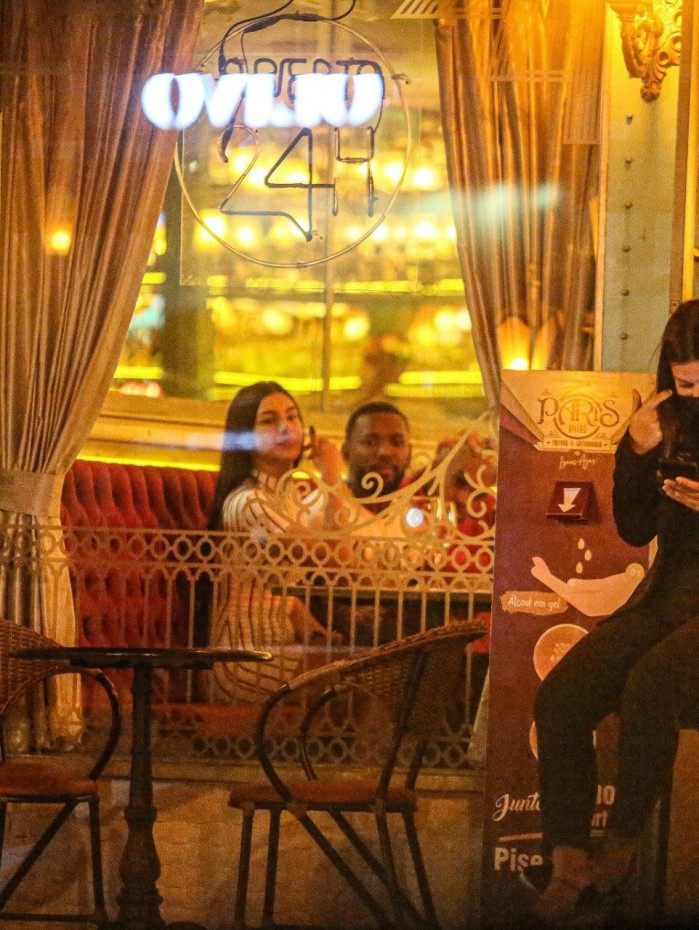 Nego do Borel troca carinhos com morena em restaurante