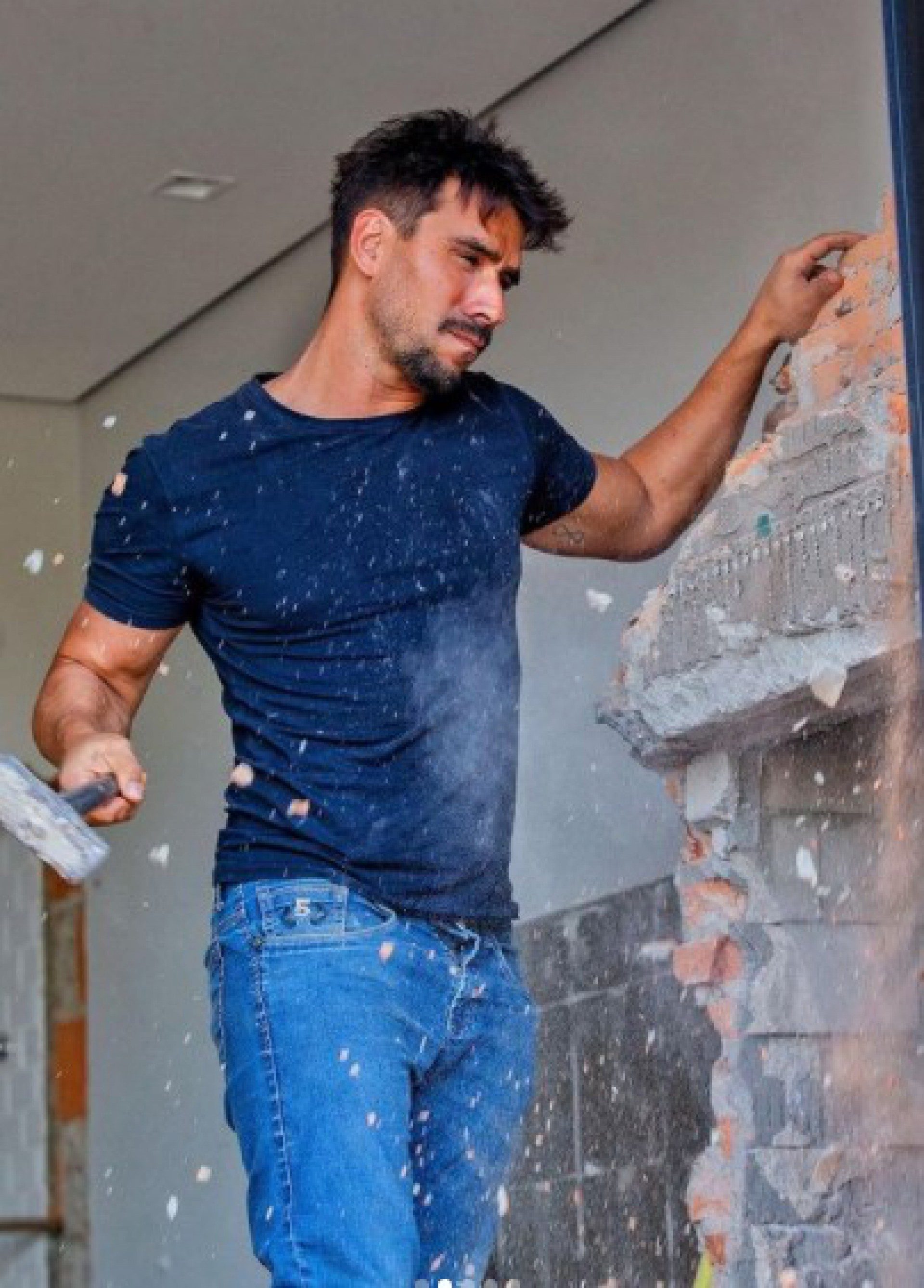 Júlio Rocha sensualiza de cueca nas redes MH - Julie Alves