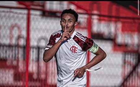 Flamengo faz exigência, pede multa por número de jogos, Huddersfield não topa e encerra conversas por Lázaro