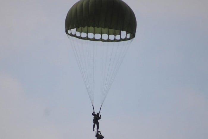Militar usou um paraquedas para fazer um salto civil em momento de lazer
