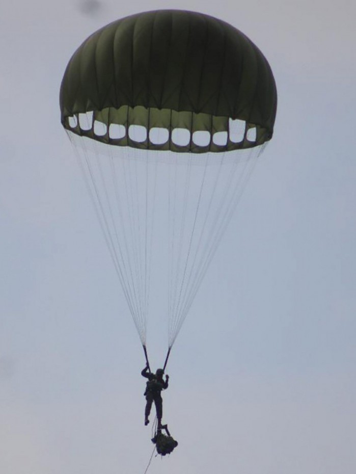 Militar usou um paraquedas para fazer um salto civil em momento de lazer