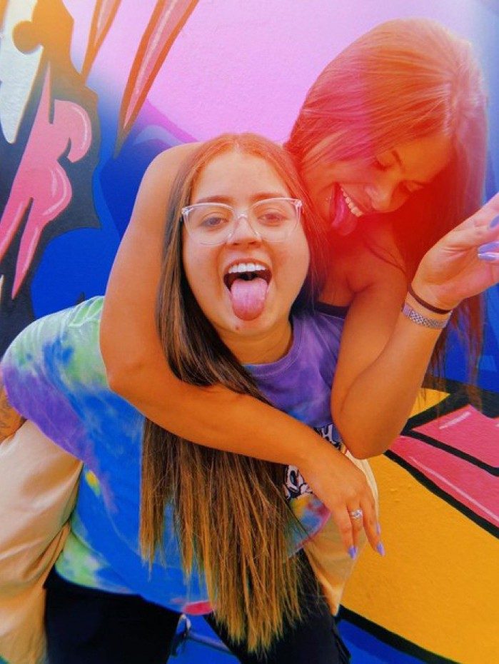 Hagda Kerolyane, irm&atilde; de Whindersson Nunes, com a namorada, Amanda