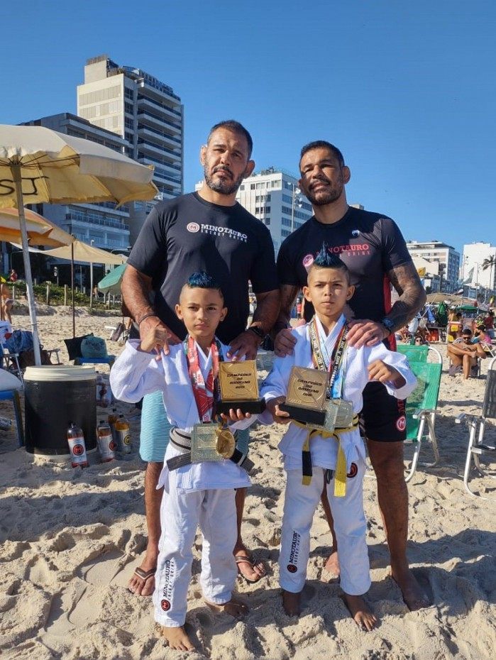 Os irmãos fizeram o lançamento na praia de Ipanema 