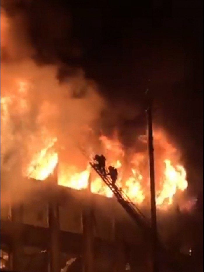 Bombeiros trabalham em incêndio no RS