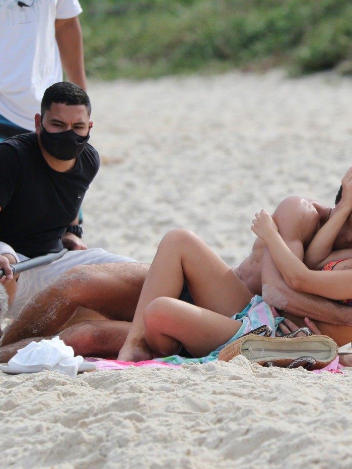 Cau&atilde; Reymond e Andr&eacute;ia Horta gravam cenas de 'Um Lugar ao Sol', na Praia de Grumari, na Zona Oeste do Rio, na tarde desta quinta-feira