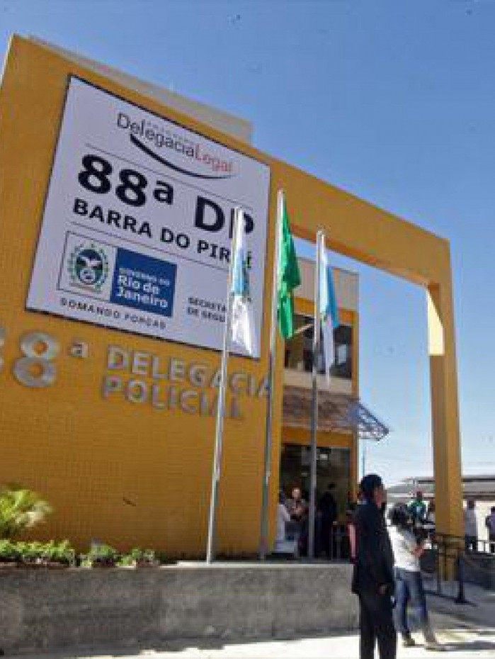 Policial civil da 88&ordf; DP (Barra do Pira&iacute;) jantava no restaurante no momento do assalto