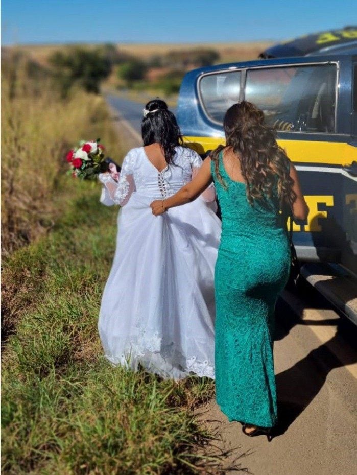 Os ocupantes do carro disseram que estavam indo para o casamento, no Colorado, quando houve pane mecânica no automóvel