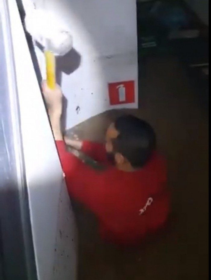 Homem arrebenta parede para salvar mulher presa em enchente
