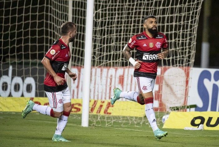 Ao lado de Everton Ribeiro, Gabriel Barbosa corre pro abraço após converter pênalti e abrir o placar