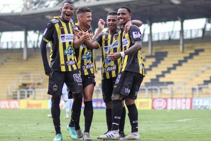 Diego Cardoso (direira) marcou o gol da vitória do Volta Redonda
