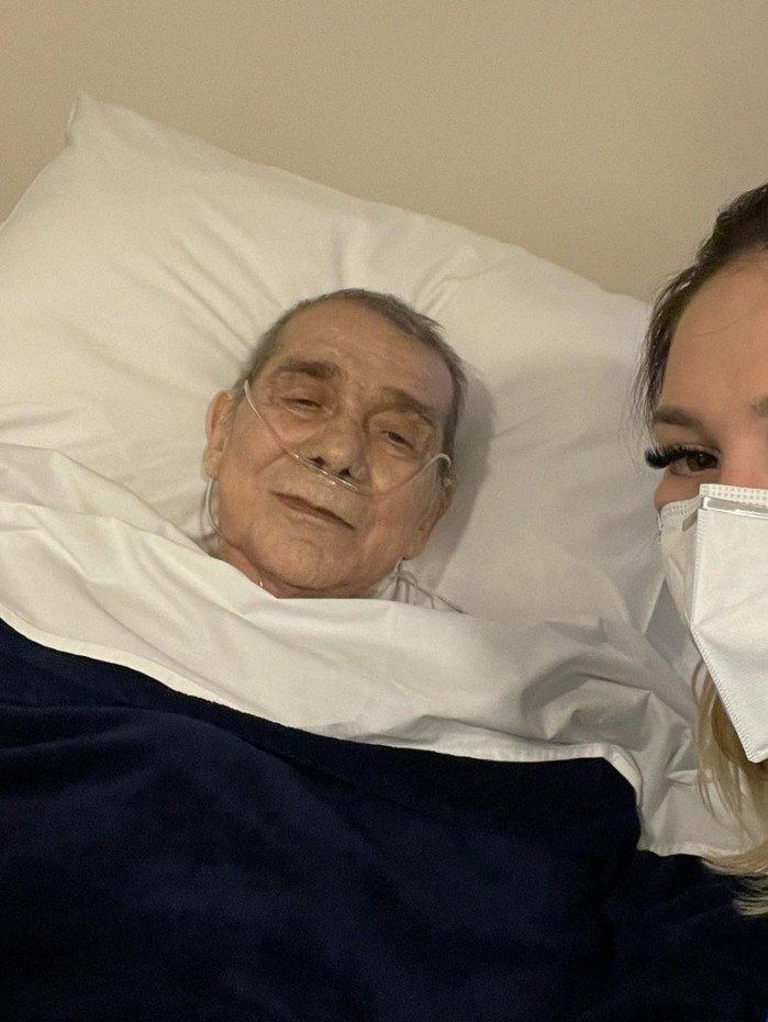 Virginia Fonseca visita o pai no hospital