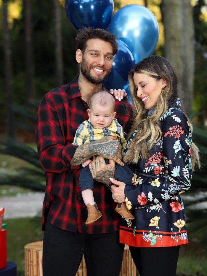 Lucas Lucco com o filho, Luca, e a esposa, Lorena Carvalho